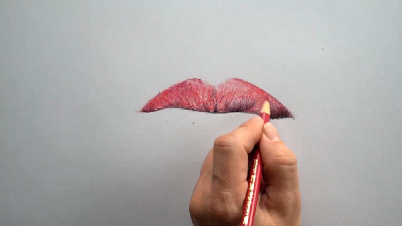 Die Lippe bekommt dunklere Schatten.